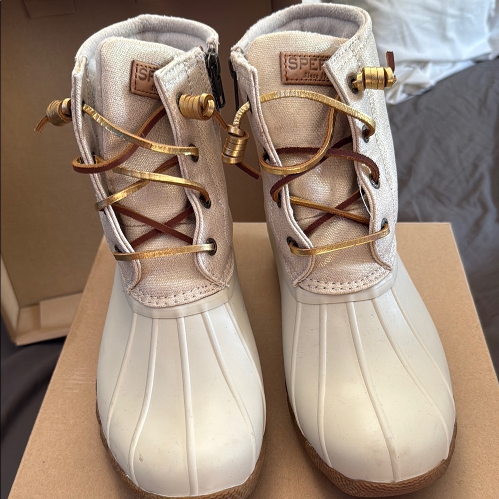 Sperry Women's Beige and Tan Winter Boots